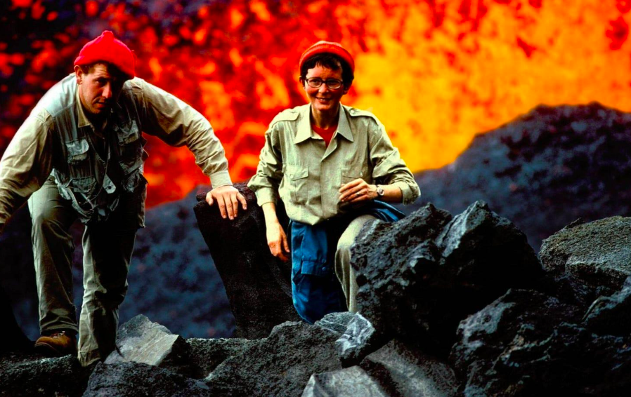 Image of Katia and Maurice Krafft in front of the volcano